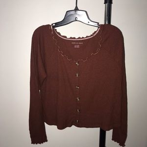american eagle burgundy lettuce hem crop top